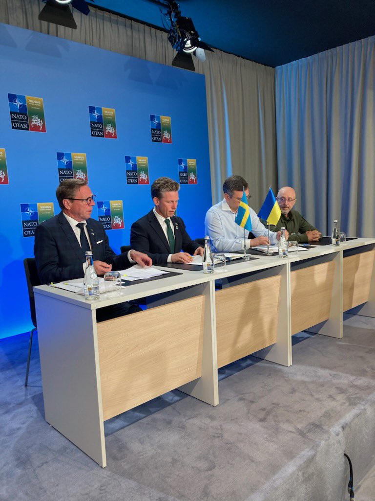 Mycket bra! Äntligen är avtalen, ett säkerhetsavtal och ett samarbetsavtal, med #Ukraina på plats! Nu kan FMV stödja Ukraina med upphandlingar av materiel bl.a. kan våra befintliga och nya kontrakt med industrin nyttjas av Ukraina. Slava Ukraini! #fmv #svfm #säkpol #föpol 🇸🇪🇺🇦