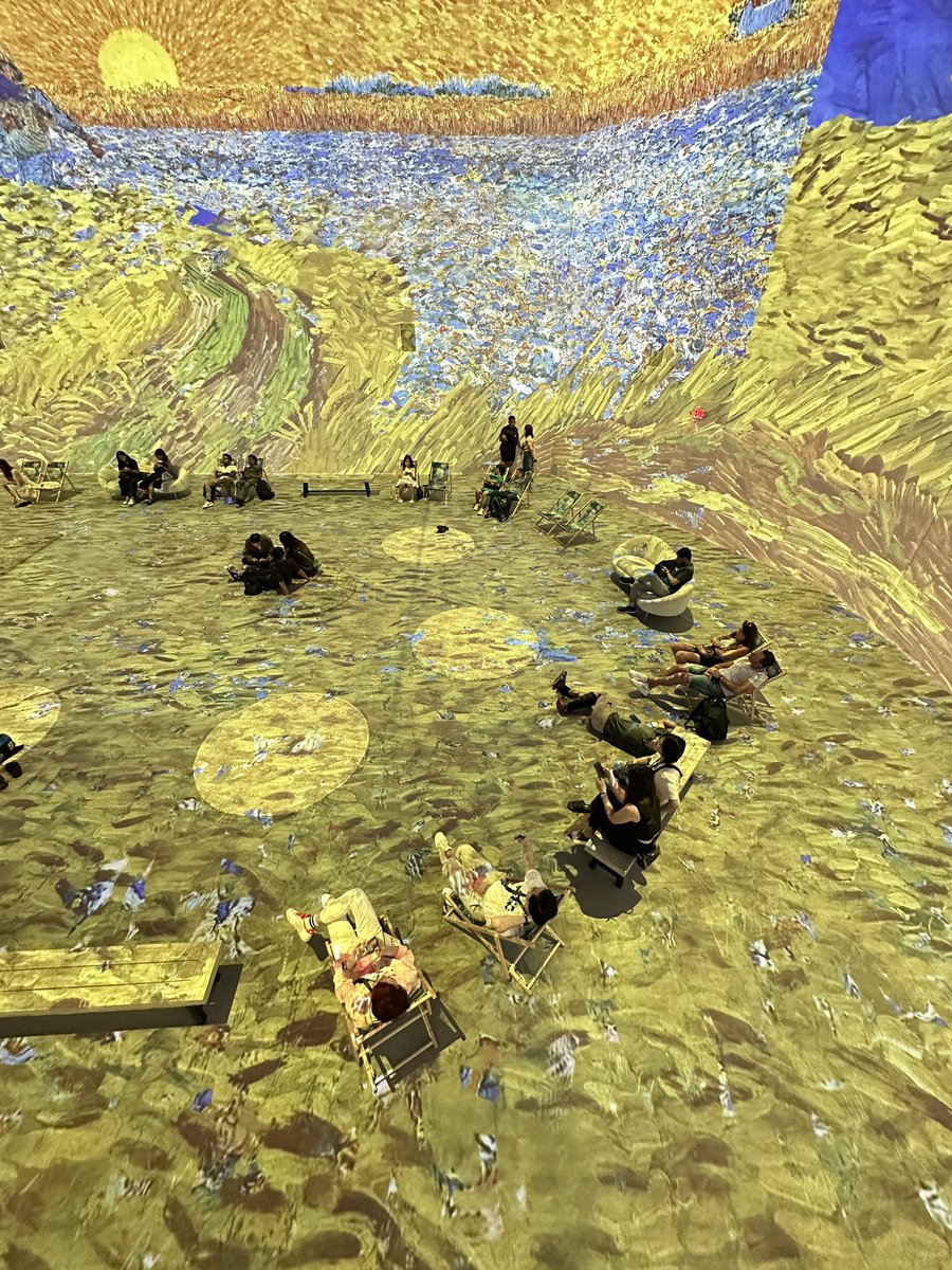 aMrazing's tweet photo. Van Gogh: The Immersive Experience in Singapore. 

I almost cried because it’s too awesome too epic too beautiful i felt the surge of emotions all at once. Overwhelmingly mindblowing. Must visit when you’re in singepoh.

Protrip: beli tiketnya onlen jauh lebih murah! https://t.co/gT7AfqYdoj