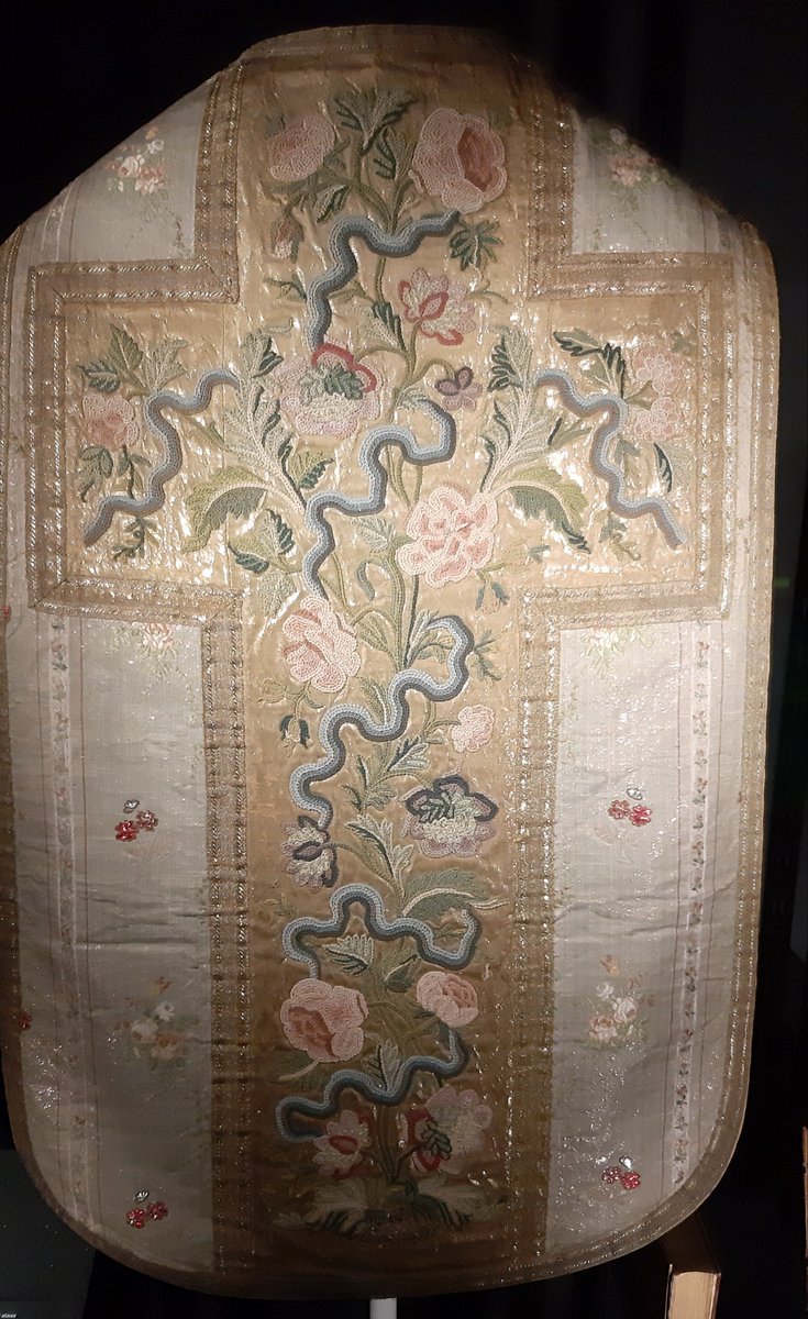 In der gestern eröffneten Ausstellung "Pflanzen in der Bibel" <a href="/Bibelmuseum/">Bibelmuseum Münster</a> #Münster ist neben zahlreichen Bibeln auch diese schöne florale Kasel aus dem 18. Jahrhundert zu sehen, die von der Habsburger Kaiserin Maria Theresia in Auftrag gegeben wurde.