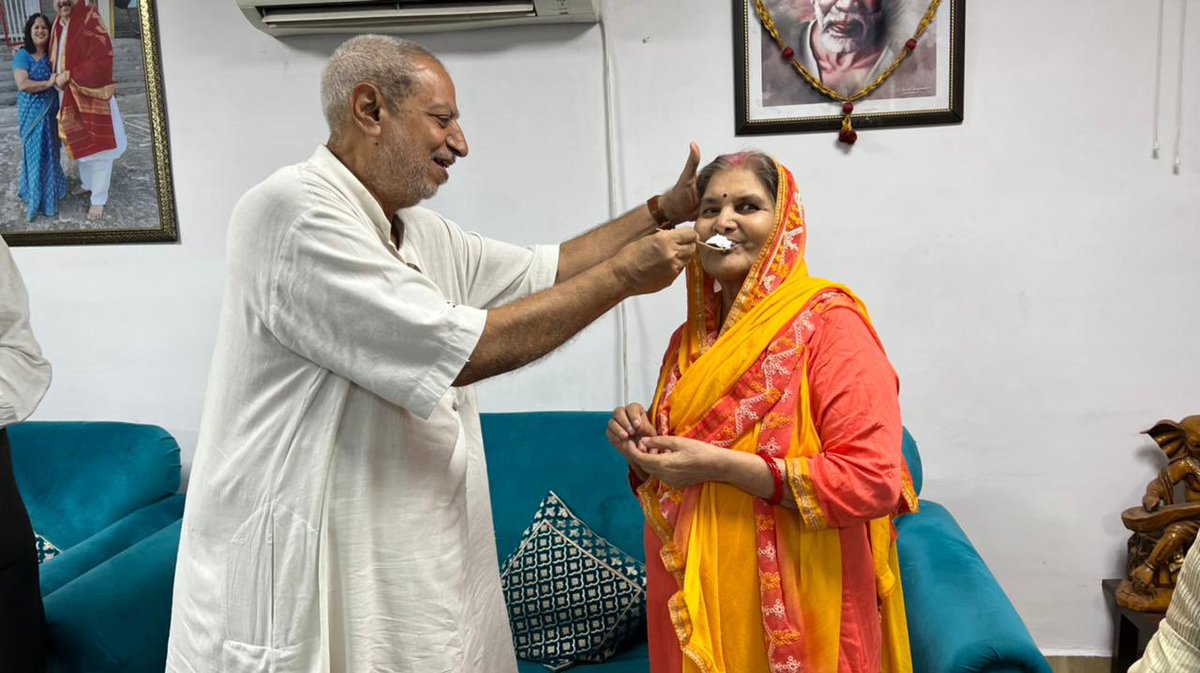 माता जी पर सदैव प्रभु की कृपा बनी रहे।
उनका आशीर्वाद हम सब पर बना रहे।
ममतामयी माँ को जन्म दिन की हार्दिक शुभकामनाएँ।
आदरणीय रघु ठाकुर जी भी माता जी को शुभकामनाएँ देने पहुँचे।