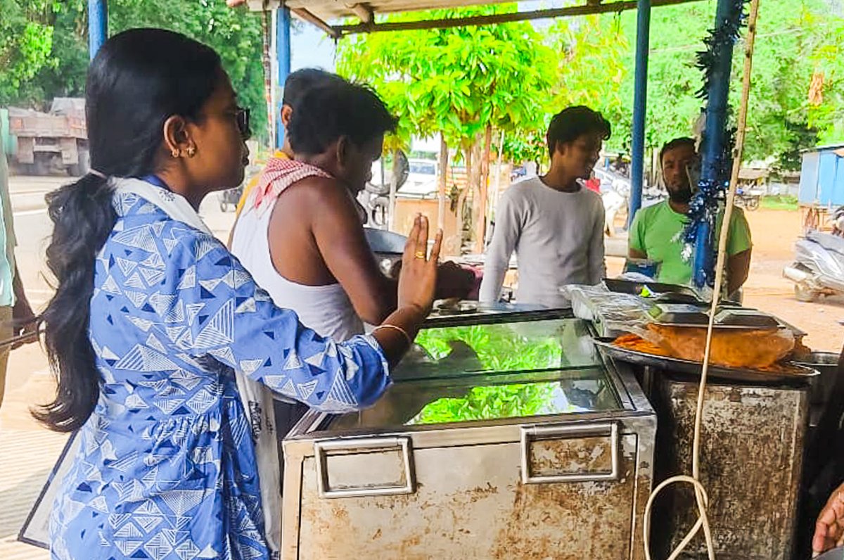 smartcityrkl's tweet image. Inspection of 18 food stalls were conducted at Koel Nagar on 12.07.2023, resulting in collection of ₹2000/- in fines and the disposal of approximately 3 kg of stale food. #foodsafety #foodinspection
#rourkela #rmc #rourkelasmartcity