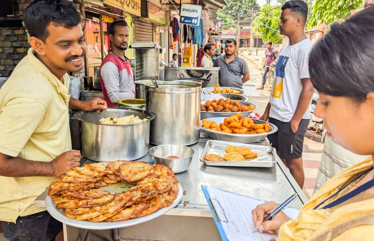 smartcityrkl's tweet image. Inspection of 18 food stalls were conducted at Koel Nagar on 12.07.2023, resulting in collection of ₹2000/- in fines and the disposal of approximately 3 kg of stale food. #foodsafety #foodinspection
#rourkela #rmc #rourkelasmartcity