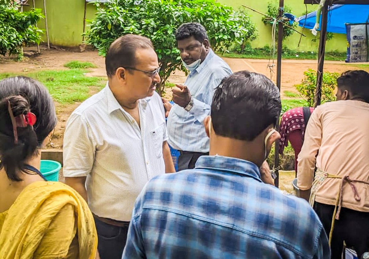 smartcityrkl's tweet image. Inspection of 18 food stalls were conducted at Koel Nagar on 12.07.2023, resulting in collection of ₹2000/- in fines and the disposal of approximately 3 kg of stale food. #foodsafety #foodinspection
#rourkela #rmc #rourkelasmartcity