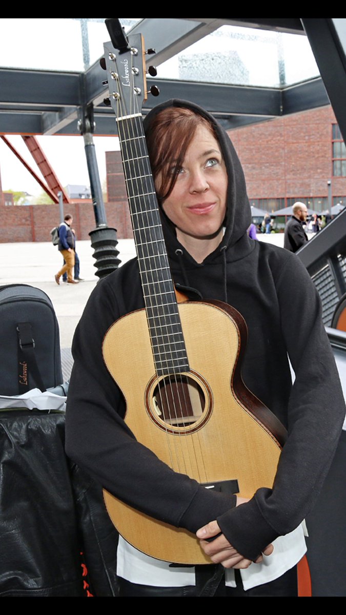 Ich freue mich auf das kommende Wochenende! 14.-16.7. Deutsch-französisches Songpoet:innentreffen in Saarbrücken, Stadtgalerie Innenhof ! #lakewoodguitars saarbruecken.de/ku/leben_in_sa…