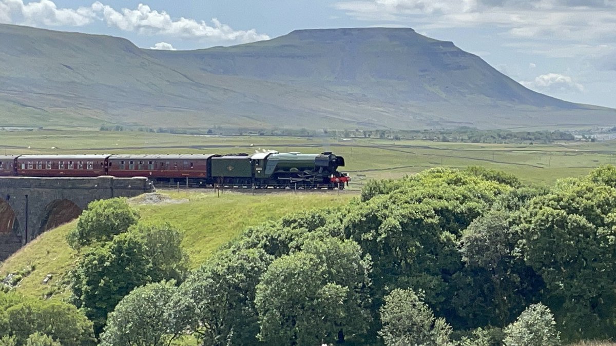 WireHairedDachs's tweet photo. Watching the #FlyingScotsman going over the Ribblehead Viaduct was fabulous! https://t.co/7moIZrbnrM