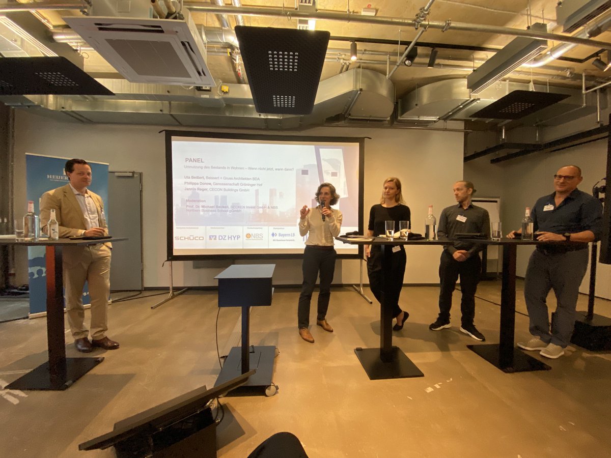 ADressel's tweet photo. Immobilien-Dialog in den #DesignOffices #Hammerbrook - Was bringt Immobilien-Transformation? Was kostet sie? Neben passender Förderung, mehr Deregulierung brauchen wir hier mehr privates Kapital - z.B. für die Umnutzung zu Wohnen. Hamburg zeigt, dass da was geht👍💪🏗️😉! https://t.co/zqd4rcw5Uv