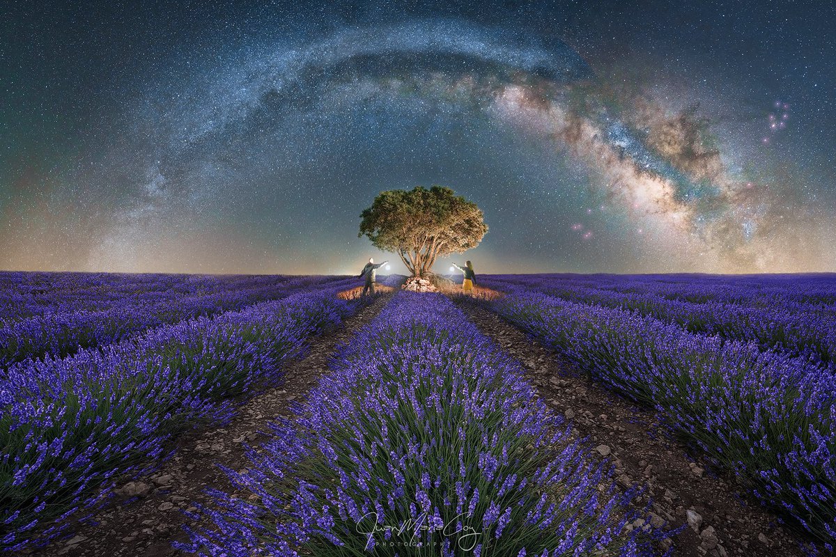 Una noche perfecta en pareja bajo las estrellas de la Vía Láctea #brihuega #guadalajara #CastillaLaMancha #adventure #photography #lavender #longexposure #landscape #nature #panorama #night #sky #milkyway #sky #star #photography #couple #man #woman