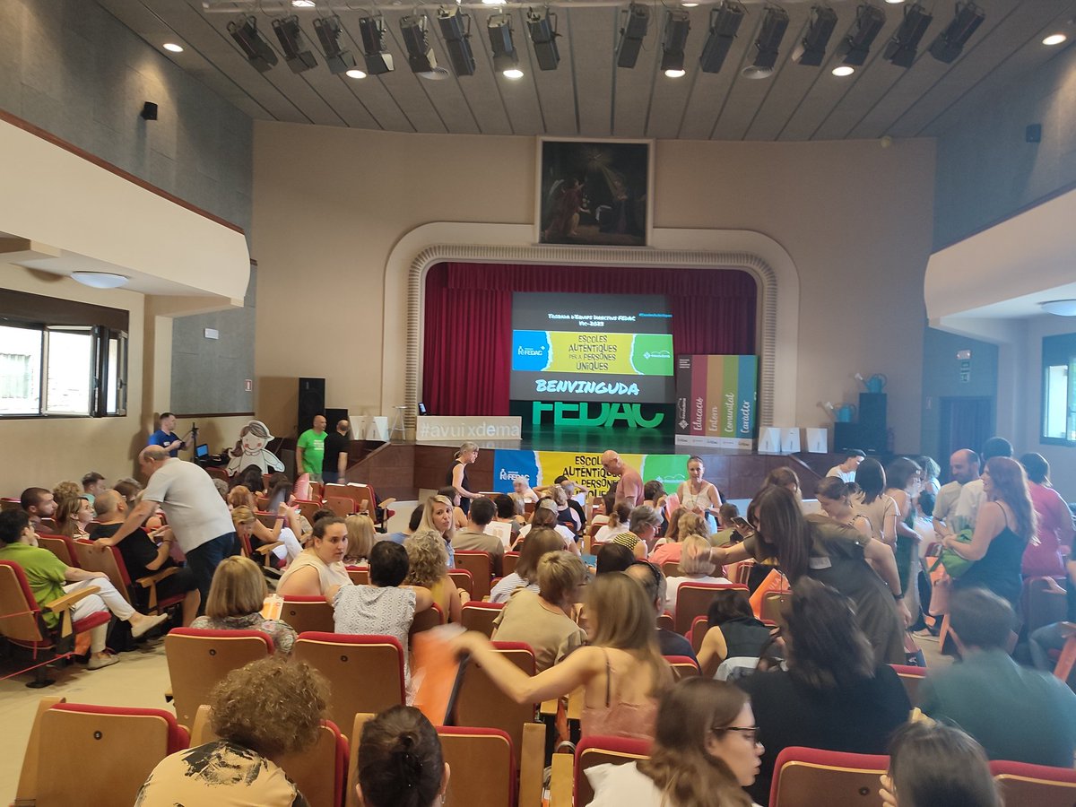EscolesFEDAC's tweet photo. Comencem la trobada d'equips directius de les 25 #escolesFEDAC a Vic. Una trobada per viure l'#avuixdemà i avançar en la creació d'#EscolesAutèntiques! 💚💙 https://t.co/1H4jBZSDZd