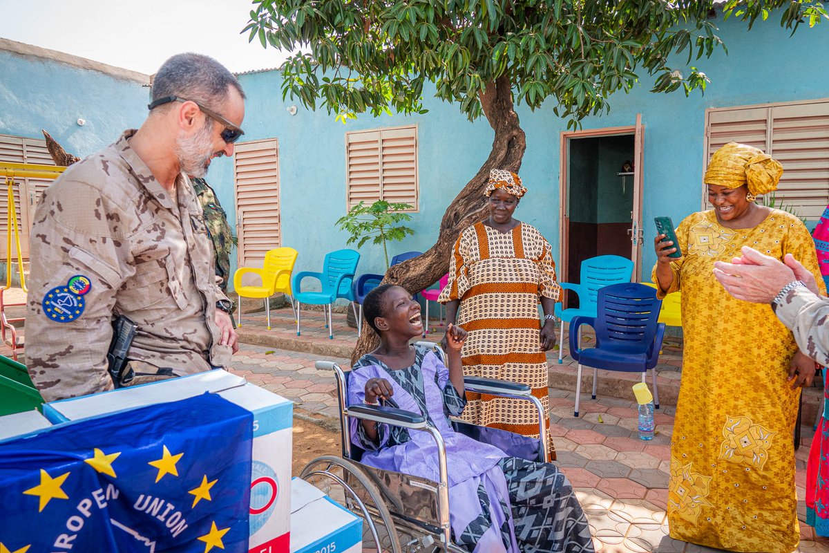 EMADmde's tweet photo. Comenzamos el día en @eutmmali1 donde  personal 🇪🇸 del @EjercitoTierra ha visitado la asociación de ayuda a niños discapacitados #LaProvidence y han hecho entrega de una silla de ruedas y cajas de botellas de agua #MOPS https://t.co/QxFULmZ1sq