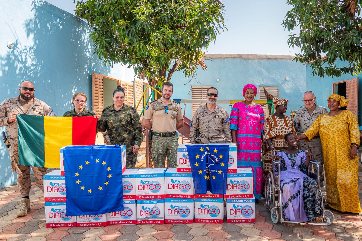 EMADmde's tweet photo. Comenzamos el día en @eutmmali1 donde  personal 🇪🇸 del @EjercitoTierra ha visitado la asociación de ayuda a niños discapacitados #LaProvidence y han hecho entrega de una silla de ruedas y cajas de botellas de agua #MOPS https://t.co/QxFULmZ1sq
