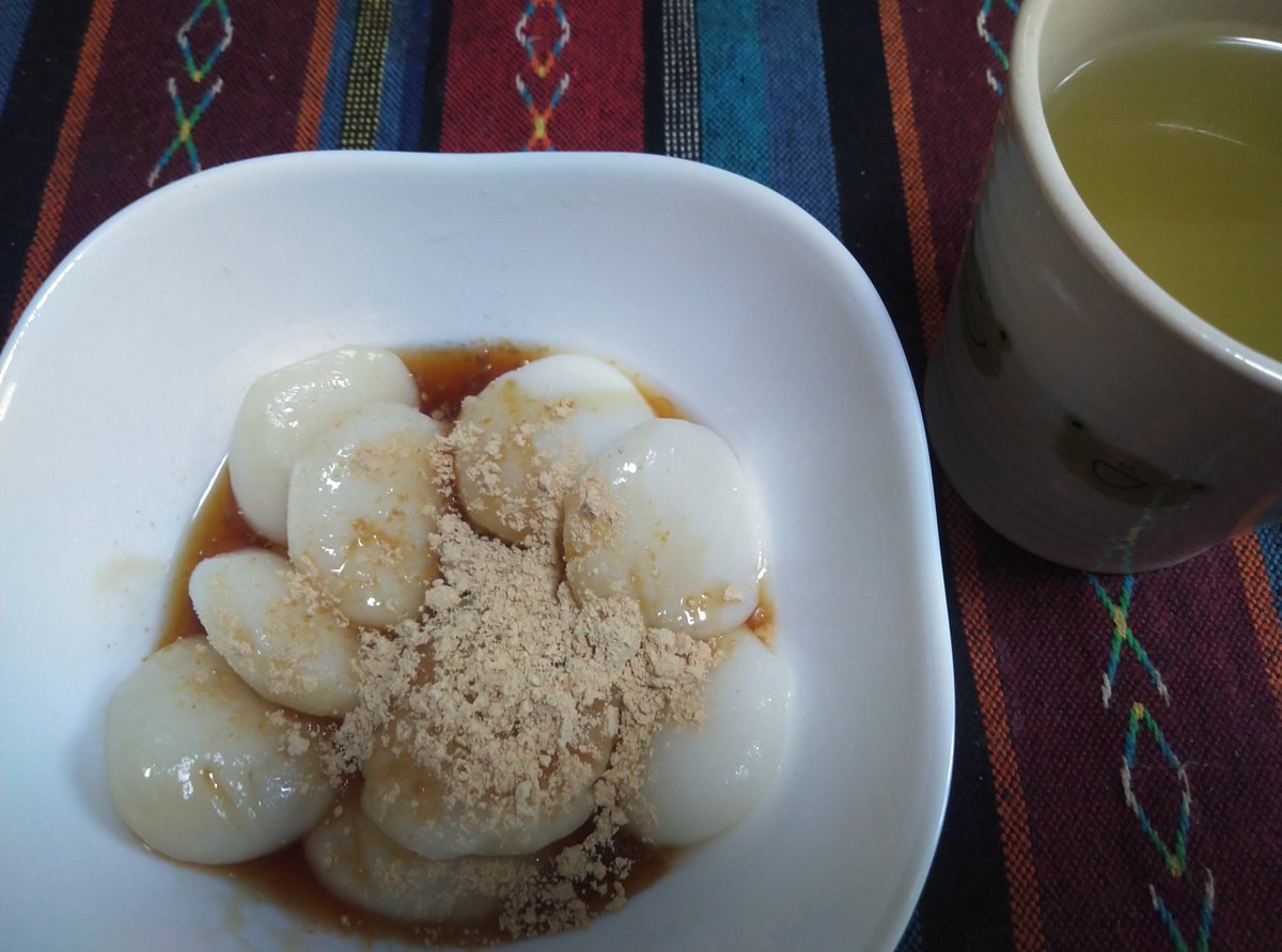 samejet691's tweet image. 痛い痛いと文句を言いながら台所に立ってました

俺は母ちゃんかっ！

手作り団子にみたらしときな粉をたっぷりかけた信玄餅風味になります

お疲れ様でした水曜日
晩飯もしっかり作ります