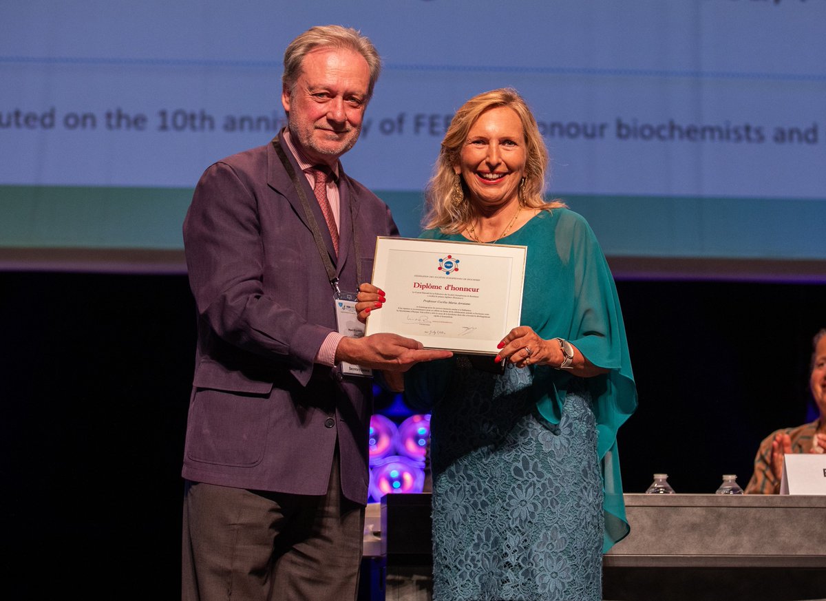Cecília Arraiano, coordinating Investigator at ITQB NOVA and head of the Control of Gene Expression laboratory received the FEBS Diplôme d´Honneur for her outstanding services to FEBS and to the field of Biochemistry. The award ceremony took place in Tours @ the 47thFEBS Congress