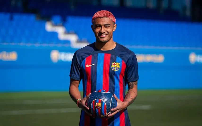 🚨 Apunta <a href="/mundodeportivo/">Mundo Deportivo</a> que el <a href="/FCBarcelona/">FC Barcelona</a>🇪🇸 tiene intención de ceder a Julián Araujo🇲🇽.

El club cree que necesita algo más de rodaje en Europa.

Recordemos que el lateral llegó el pasado mes de febrero desde #LAGalaxy