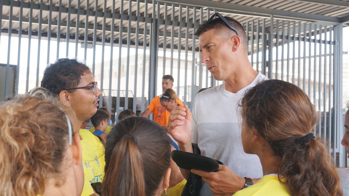 GranCanariaCB's tweet photo. 👏 @JayceeCarroll sumando.

▪ Estos días, Jaycee está pudiendo conocer de primera mano el gran trabajo del #ProyectoSuma y de sus jugadores y jugadoras, que disfrutan del XLII Campus de Verano CaixaBank.

💛 #VamosGranca https://t.co/bwpgfuLa0i