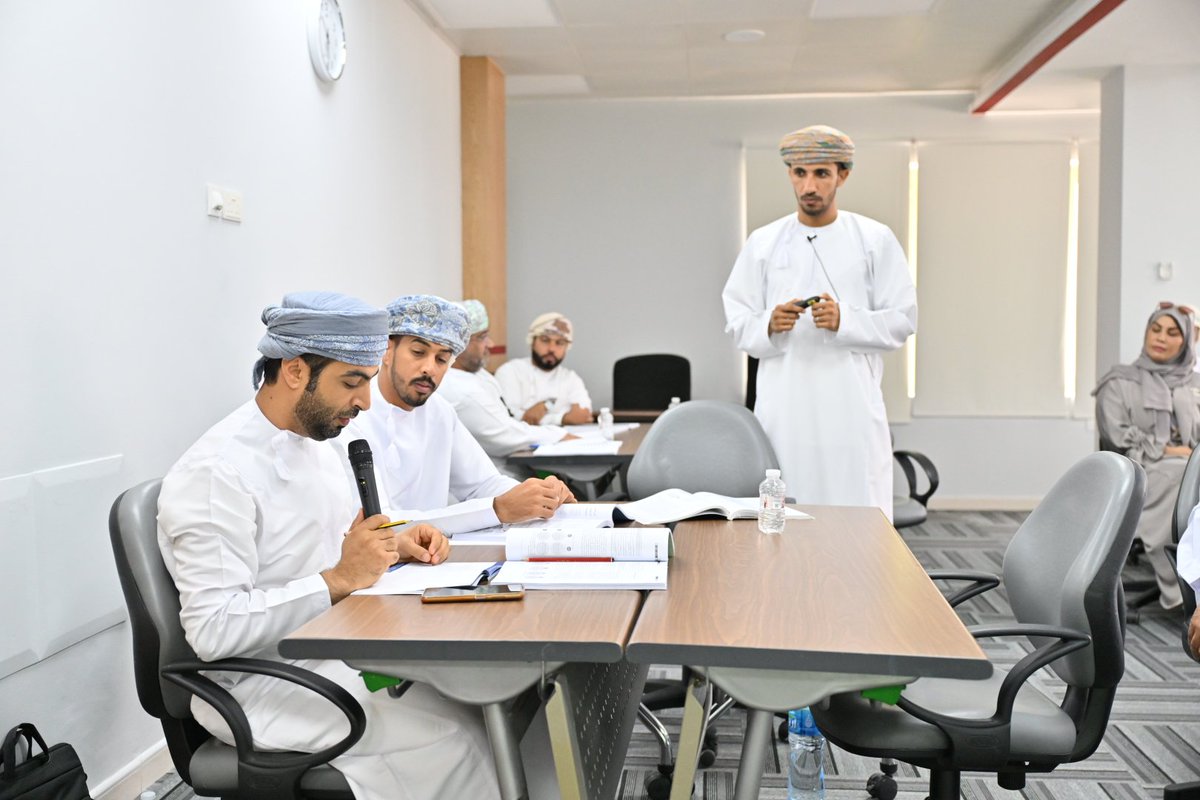 📸| نقاشات مثرية ومحاور متنوعة في اليوم الثاني من الفصل الخامس لبرنامج دبلوم الإدارة الرياضية المتقدمة "إدارة المجال التسويقي في المؤسسة الرياضية الأولمبية" والذي يقدمه المحاضر جابر بن محمد الشبيبي.
