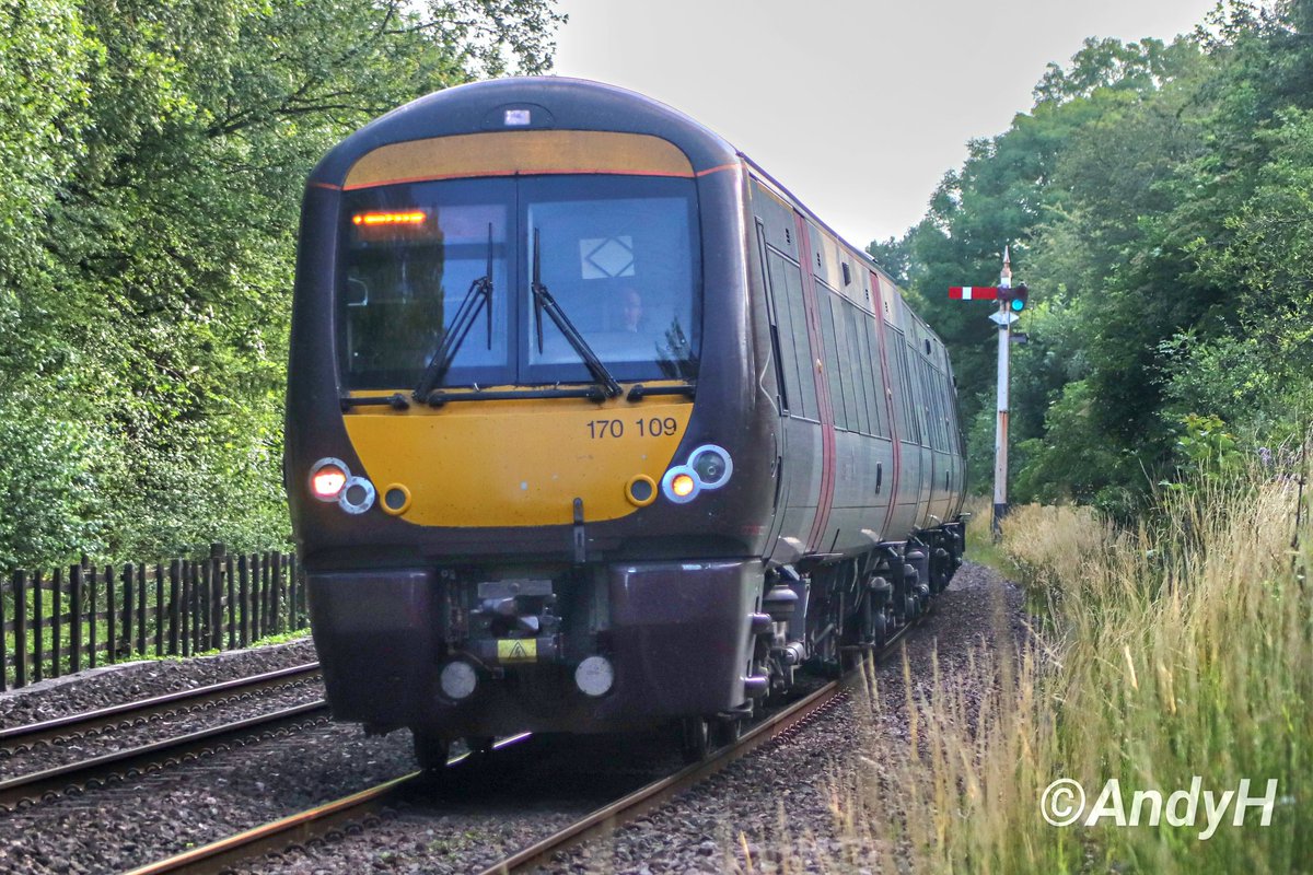 #OneSeventyWednesday The classic Ketton shot as seen on my account a time or two.. This time @CrossCountryUK 170109 passes the crossing working 1L50 17.22 Birmingham New Street to Cambridge service. #Rutland #CrossCountry #UnitPhottersUnite 6/7/23