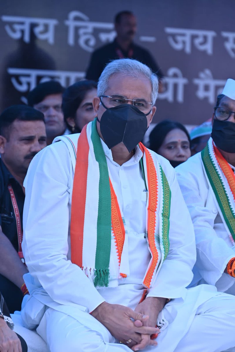 राहुल गांधी जी के समर्थन में देश भर में “मौन सत्याग्रह” जारी

- रायपुर के गांधी मैदान में वरिष्ठ नेताओं की उपस्थिति में 10,000 से अधिक जनों की भारी भीड़ मौन बैठी