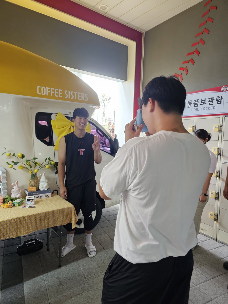 이쁜 거 보면 서로 사진 찍어주기