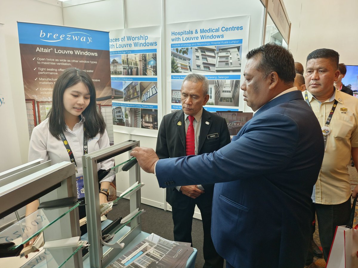 JKRMelaka's tweet photo. Pengarah Kerja Raya Melaka Datuk Ir. Ismail Abd Rahman, Pengarah Kerja Raya Melaka mengiringi YB Datuk Hameed Basheer, EXCO Kerja Raya, Infrastruktur, Kemudahan Awam dan Pengangkutan melawat ke gerai-gerai pameran sempena Persidangan Pegawai Kanan (SOC) JKR Malaysia 2023 https://t.co/zbR4npq6iw