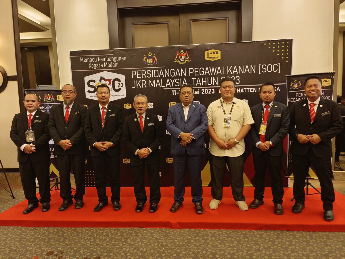 JKRMelaka's tweet photo. Pengarah Kerja Raya Melaka Datuk Ir. Ismail Abd Rahman, Pengarah Kerja Raya Melaka mengiringi YB Datuk Hameed Basheer, EXCO Kerja Raya, Infrastruktur, Kemudahan Awam dan Pengangkutan melawat ke gerai-gerai pameran sempena Persidangan Pegawai Kanan (SOC) JKR Malaysia 2023 https://t.co/zbR4npq6iw