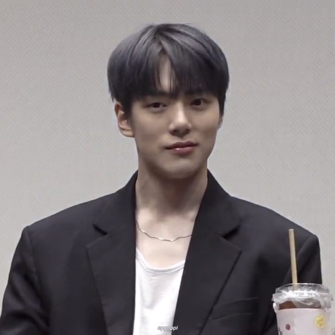 다른 멤버 찍는 거 발견했을 때 
발견한 순간 표정은 그대론데 그 다음이 달라진 혁이....
“여유롭게 웃어주는 남자”가 됨. 이거 엄청 짜릿함