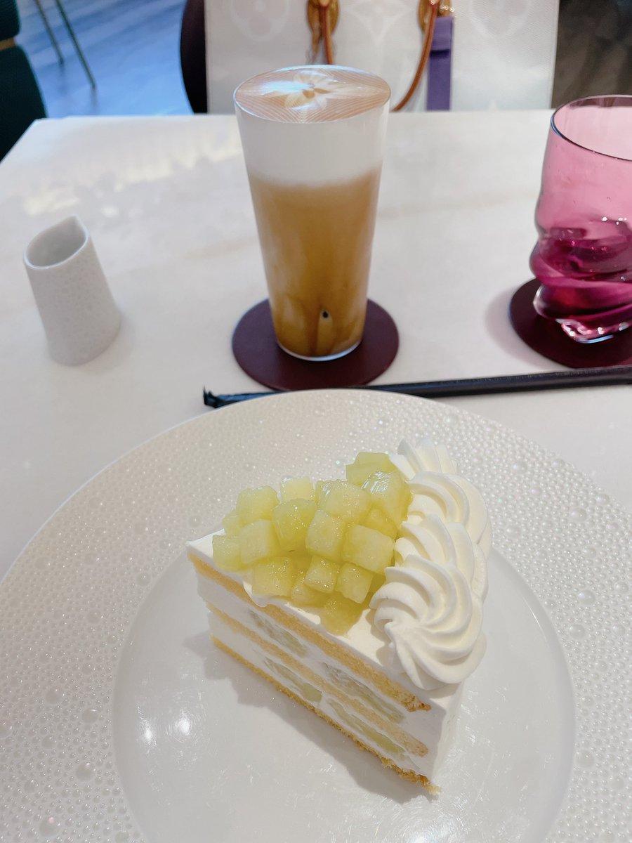 yukivonne's tweet photo. 今日も銀座に行ってしまった。
メロン🍈のショートケーキ🍰食べてしまった。美味しかった。
#銀座カフェ
#CAFEV https://t.co/UpPSUnK7zb
