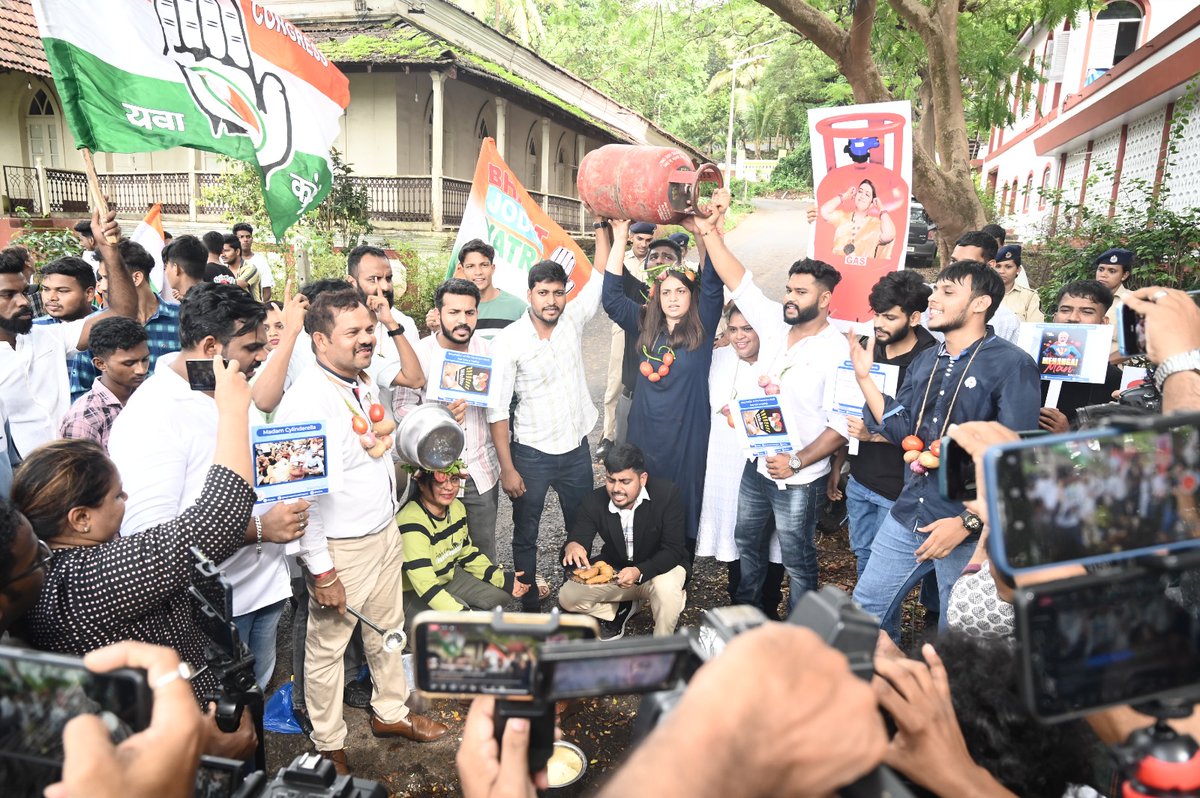 IYCGoa's tweet photo. Photo of the day from our protest against high inflation & unemployment!
We will continue raising our voices against the rampant misgovernance of the Double Engine Sarkar of @BJP4India & @BJP4Goa!
#ModiHaiToMumkinHai #ModiDisasterForIndia #BJPFailsGoa #BJPFailsIndia #Modiflation https://t.co/HIzVaddJlQ