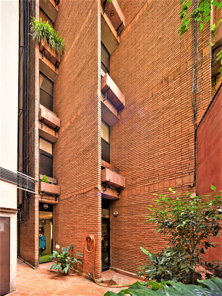 fraisku's tweet photo. #MiercolesEnladrillado
"Los arquitectos creativos, aquellos que pensaban la ciudad antes que los políticos, han desaparecido prácticamente. "
Ricardo Bofill.
Edificio de viviendas-1963, Barcelona, junto a su padre Emili Bofill i Benessat. https://t.co/18GsXQd00c