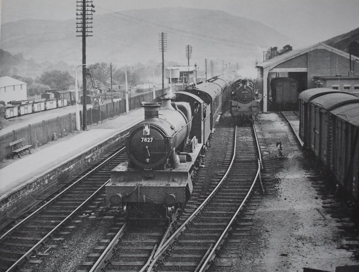 Manor Class 7827 'Lydham Manor' arrives at Machynlleth. BR Standard Tank 80098 is seen on the right in the siding.
Date: July 1963
📷 Photo by W.L Underhay.
#steamlocomotive #1960s #WALES #CambrianLine #BritishRailways