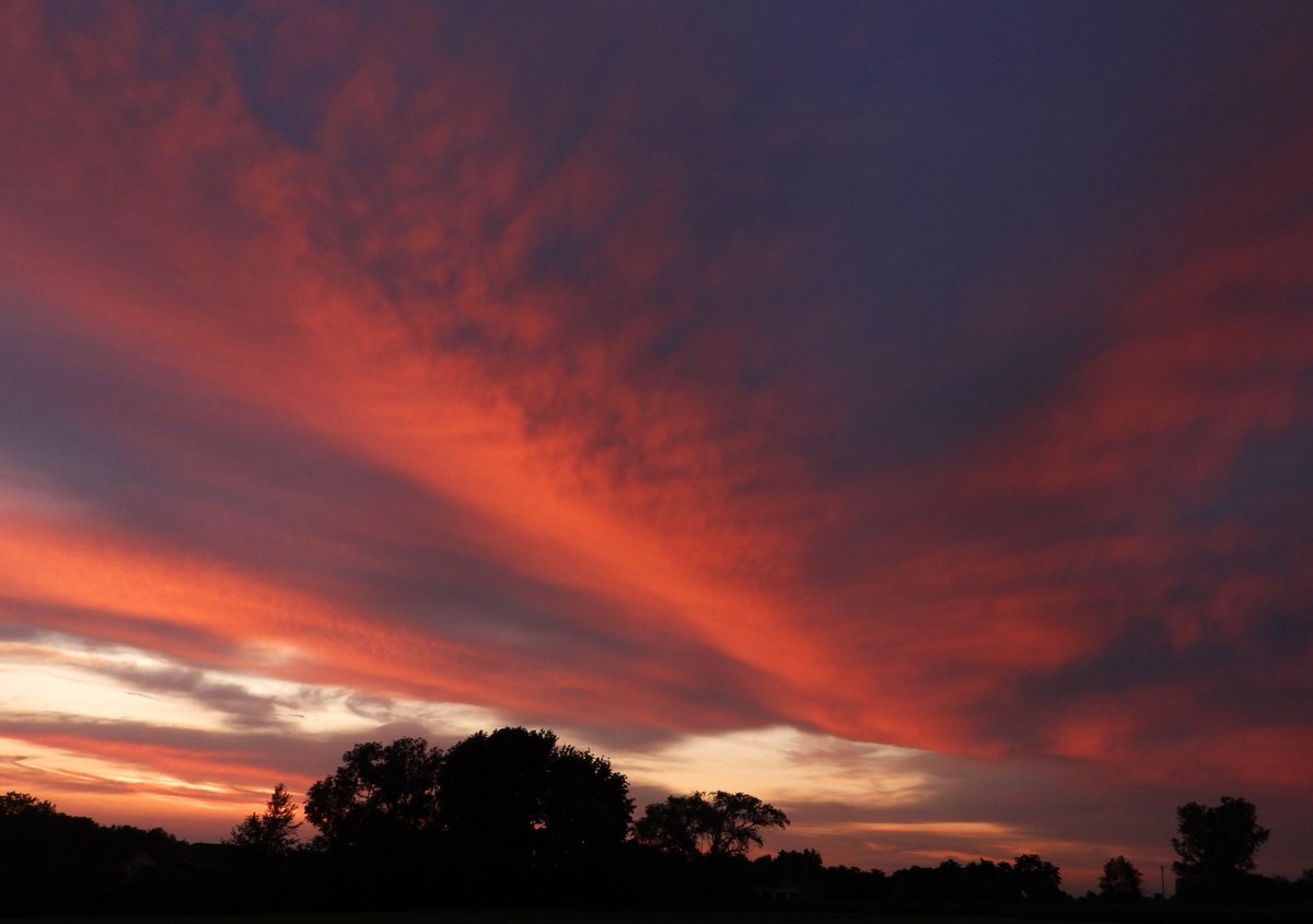 CNYCentral's tweet image. A beauty of a sunset as seen in Fairmount (📸: Marcia Bower). Keep the photos coming! Share your photos with us here: CNYCentral.com/ChimeIn
#CaptureCNY #fairmount #fairmountny #sunset #sunsets #redskynight #nature #cny #centralny #centralnewyork #upstateny #upstatenewyork