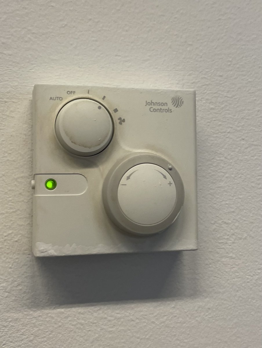 adamkopp's tweet image. Tohle je typicky ovladaci prvek pro individualni regulaci teploty v mistnostech office buildings. Nikdo nerozumi tomu jak funguje (asi jako tlacitka u vytahu). Ovlivnujete +- teplotu oproti centralne nastavene. Nema to zadnou zpetnou vazbu vasi akce. Plati to furt. #badUX
