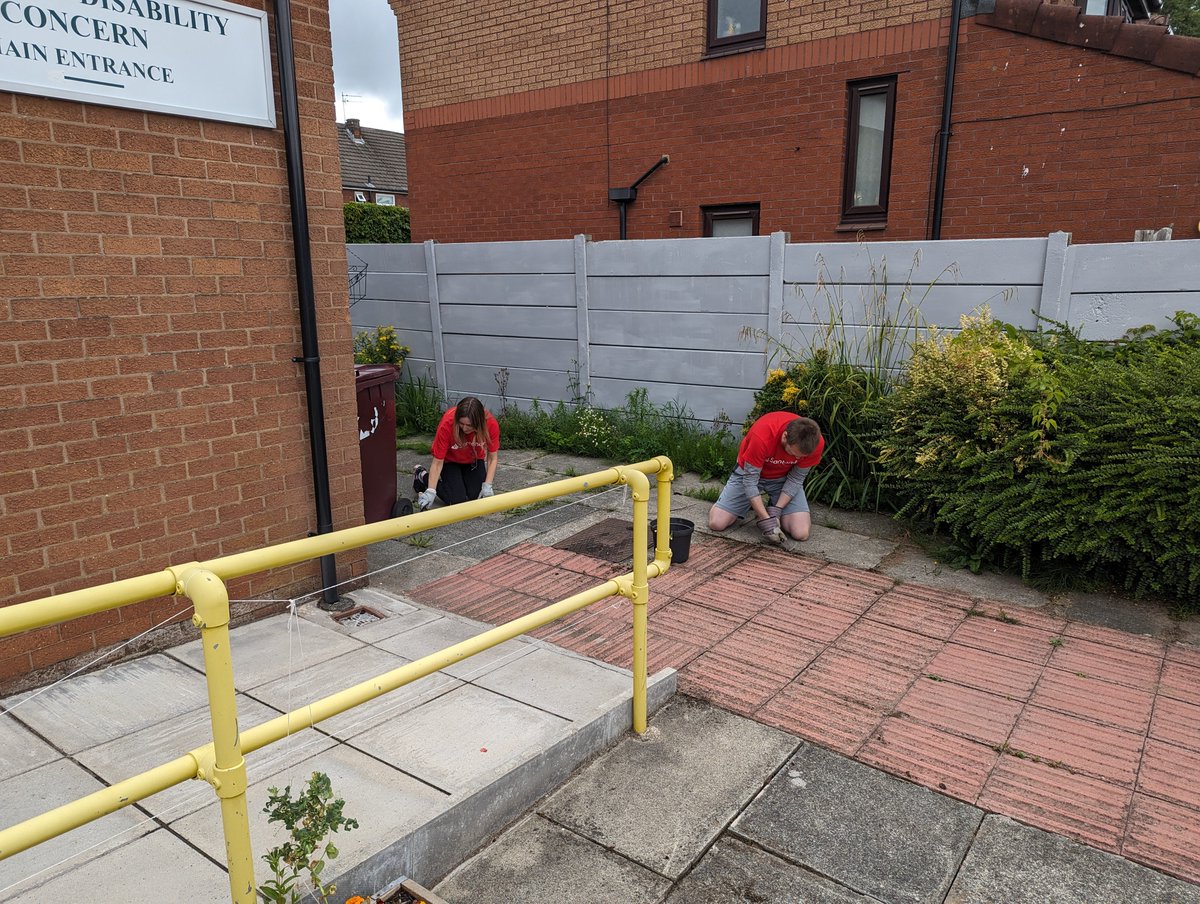 LD WITH KDC (@ld_with_kdc) on Twitter photo What a fantastic start to the day with <a href="/santanderuk/">Santander UK</a> buzzing around our Community Garden... What a fantastic start to the day with <a href="/santanderuk/">Santander UK</a> buzzing around our Community Garden...