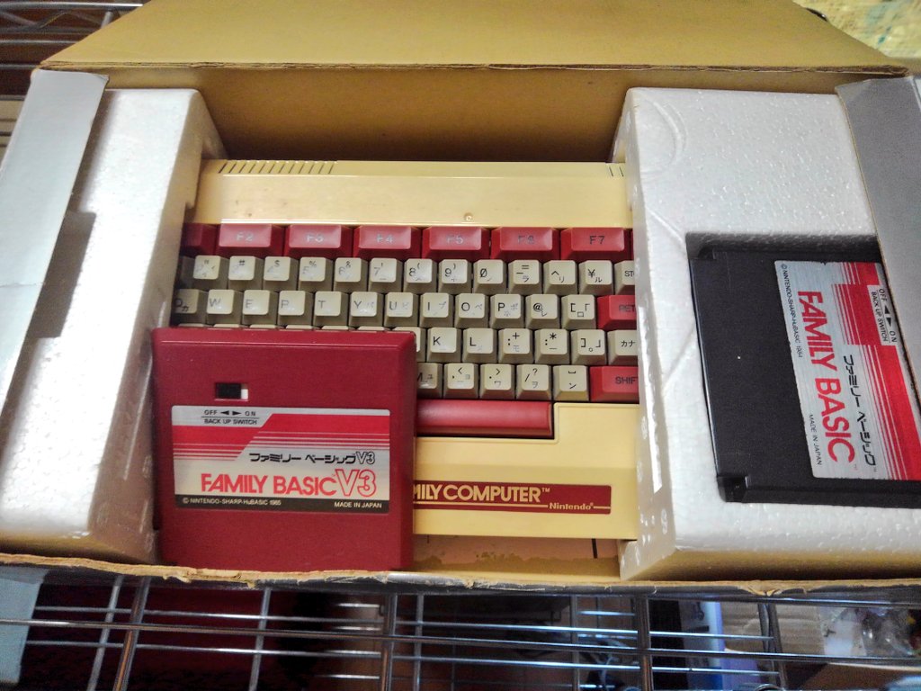 toshitada1973's tweet photo. ファミコンの任天堂純正周辺機器は、デザインがしっかり揃えられていて美しいね。ロボットは、まさか格闘ゲームに登場することになるとはね…! #ファミリーBASIC #HVC008 https://t.co/mEPrj0N0pR