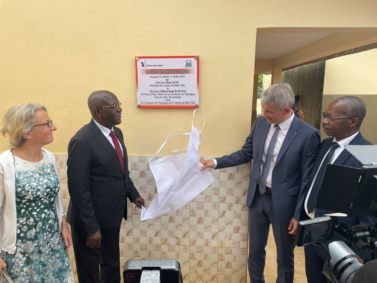 AmbSuisseCI's tweet image. Jumelage Yopougon 🇨🇮 - Bâle 🇨🇭: premiers résultats! Le Président de Bâle Beat Jans, en visite à YOP, et le Ministre Maire G. Kafana inaugurent l’extension de l’école d’Adiopodoume! #CIVedu #CIV