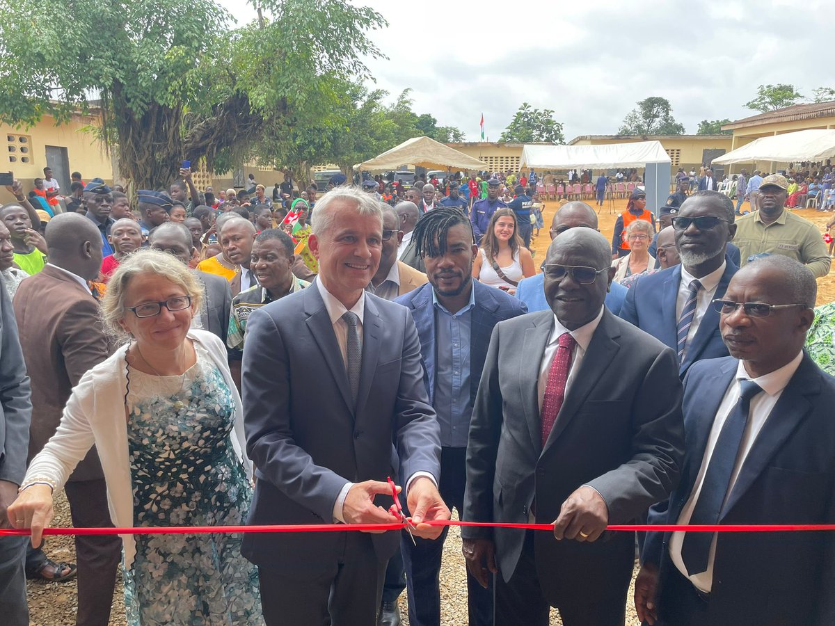 AmbSuisseCI's tweet image. Jumelage Yopougon 🇨🇮 - Bâle 🇨🇭: premiers résultats! Le Président de Bâle Beat Jans, en visite à YOP, et le Ministre Maire G. Kafana inaugurent l’extension de l’école d’Adiopodoume! #CIVedu #CIV