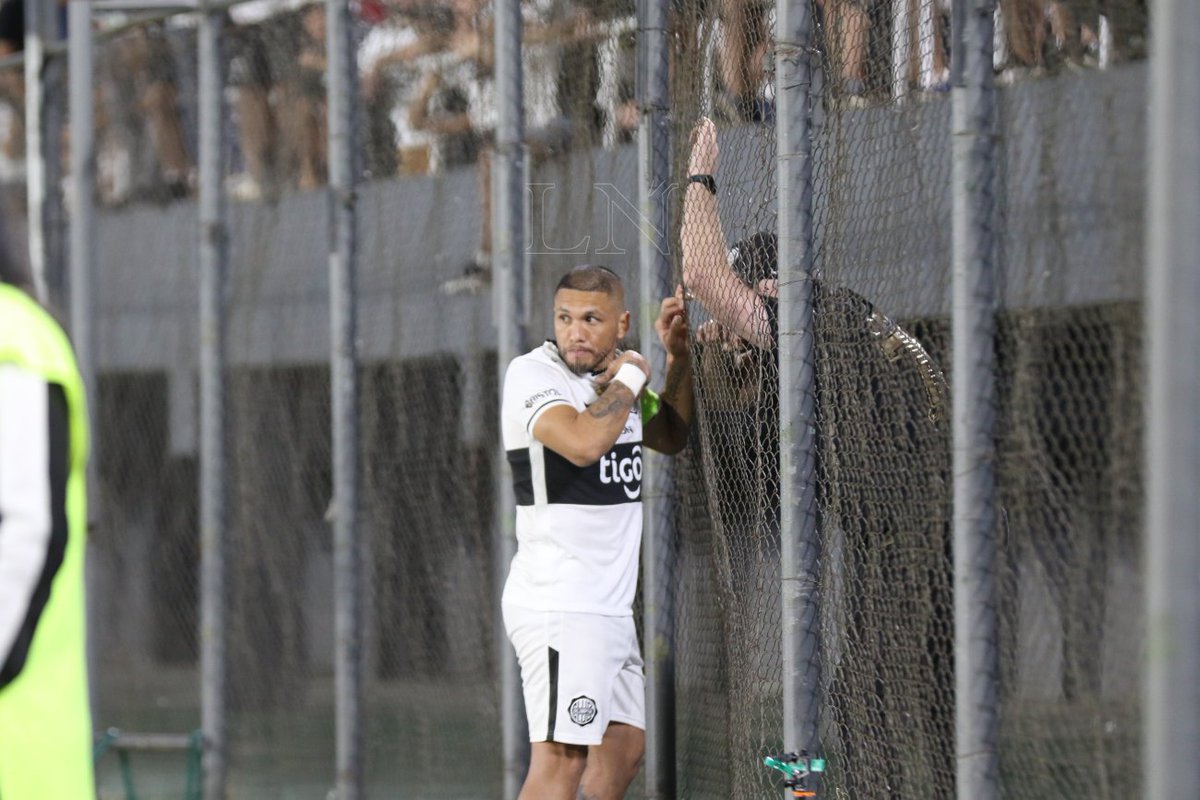 Datos q no interesan pero serán contados:
Gherardi Filártiga Giubi
Lider de la 79
El chabon en 2016 fue supuestamente preso y tenía prohibición de entrar a los estadios luego de incidentes vs un partido vs luque
2017
En pedro Juan caballero fue imputado por tentativa de homicidio
