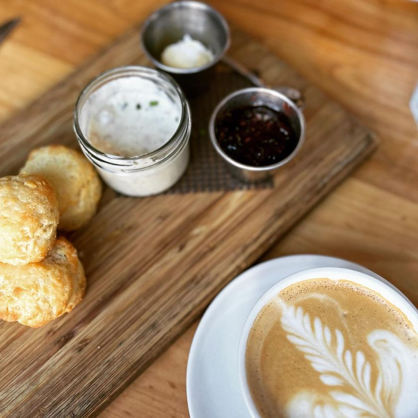d_bar_denver's tweet photo. Sundays are for Biscuits! #buttermybiscuits #huckleberryroasters #huck #biscuitsandgravy #latteart #latte #brunch #uptownbrunch https://t.co/Up3by0qeO1