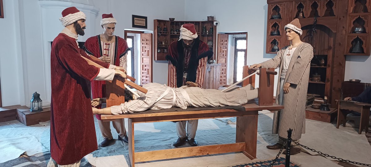 GSB_GazikentGM's tweet photo. Evliya Çelebi’nin, “Orada bir darüşşifa vardır ki; dil ile tarif edilmez ve kalemler ile yazılmaz” sözleri ile günümüze taşınan Sultan II. Bayezid Külliyesi Sağlık Müzesi'ndeyiz 🕌 https://t.co/CBf8QEzPZ6