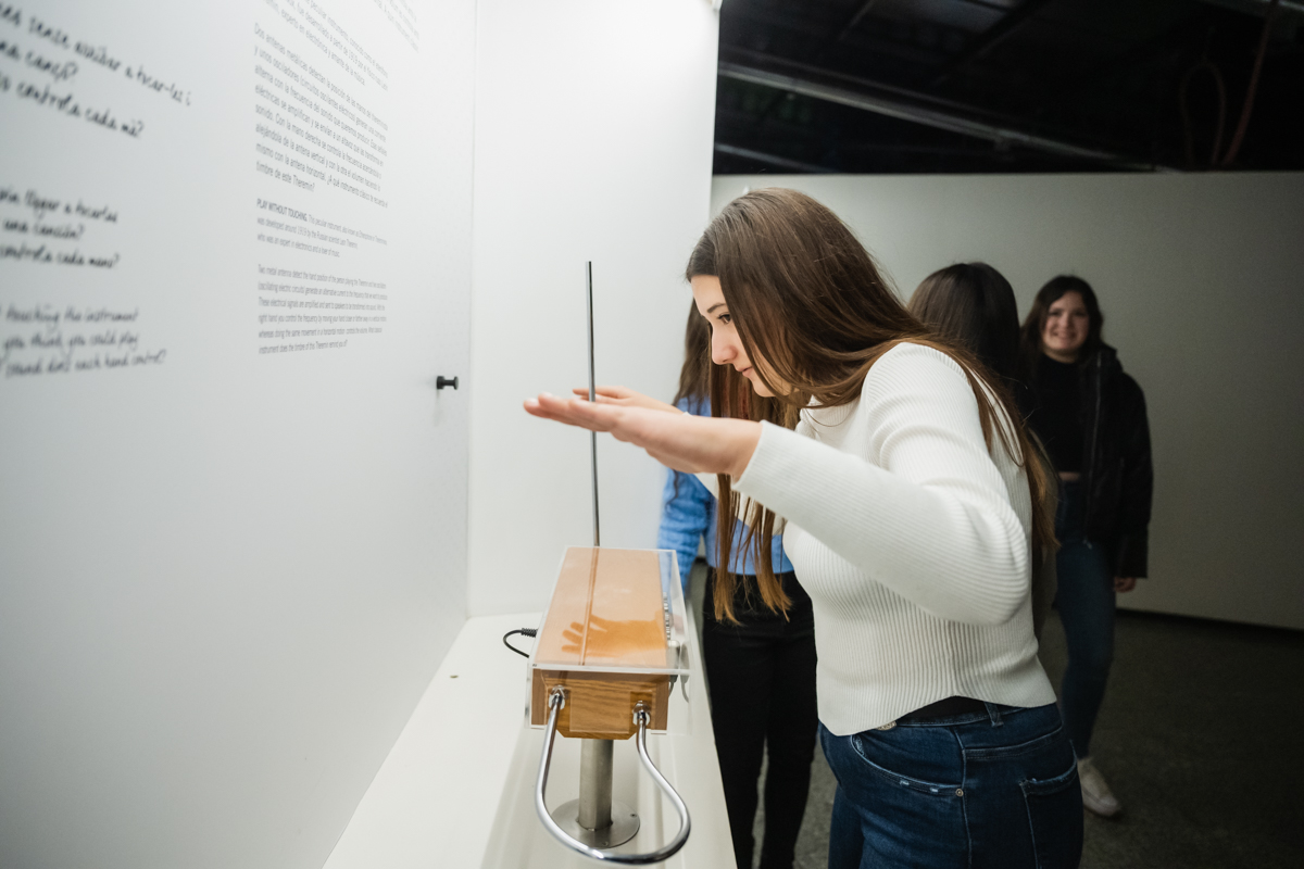 CACiencies's tweet photo. ¿Has tocado alguna vez una Flauta de Pan? ¿Y un theremin? ¿Quieres oír cómo suena un tambor al ritmo de tu corazón?

Todas estas experiencias las encuentras en la exposición #PlayCAC del #MuseudelesCiències

¡No te vayas con la música a otra parte! https://t.co/JVUwYXFlaw