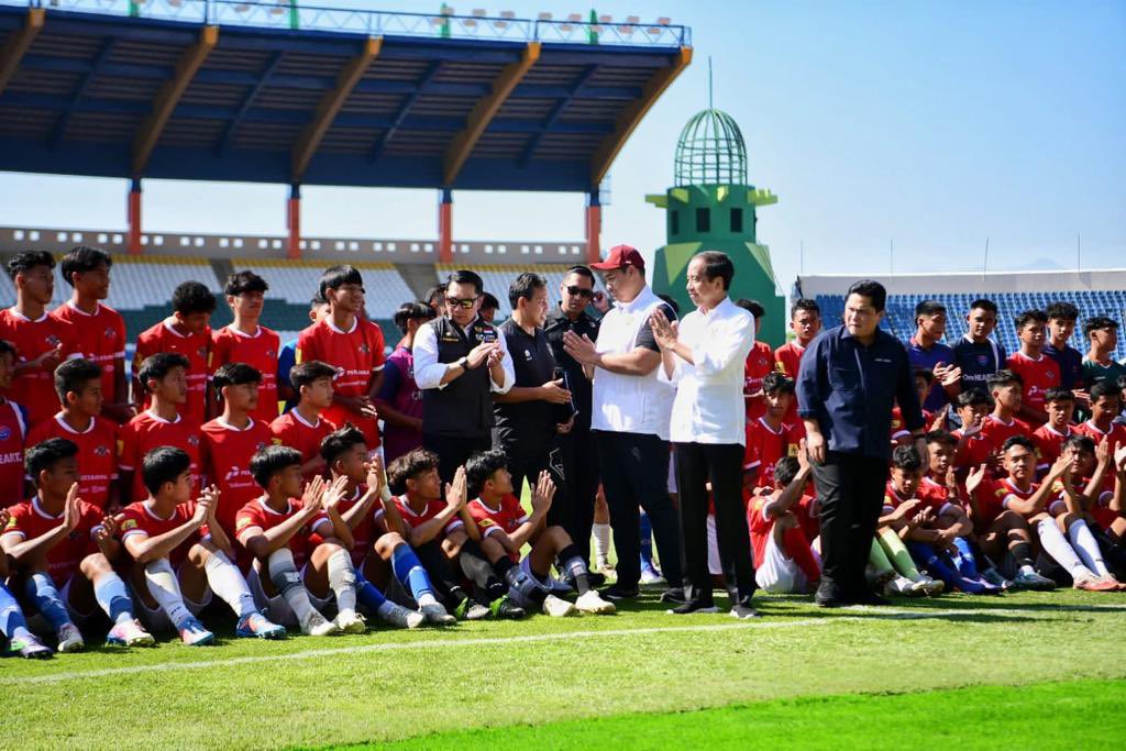 Mendampingi Presiden RI, Bapak Jokowi Widodo Meninjau Fasilitas Stadion dan Seleksi Timnas U-17 di Stadion Si Jalak Harupat, Kab. Bandung. #RidwanKamil #IndonesiaJuara #JabarJuara -admin