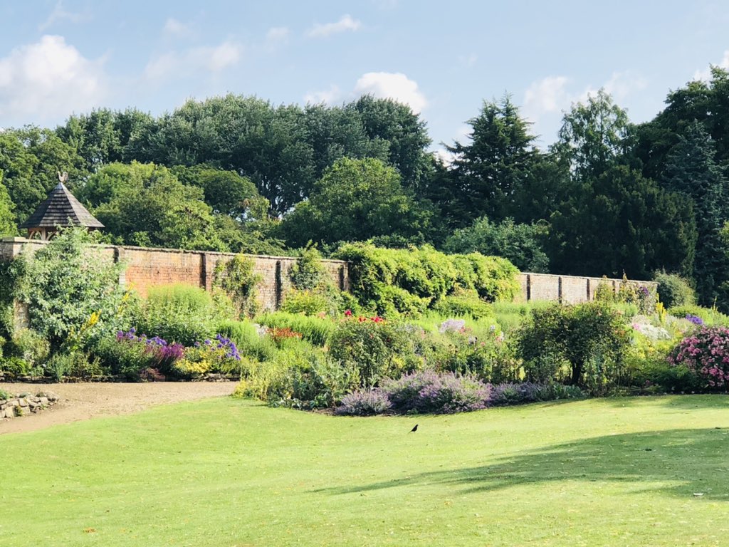 pathavers's tweet photo. The border @waterperry is looking very colourful @waterperrysimon #waterperrygardens #gardeningtwitter #flowers #herbaceousborder https://t.co/W6agCFkbZc