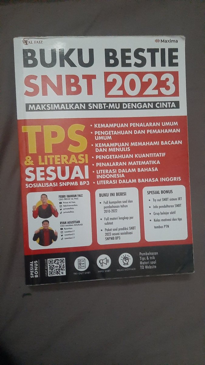 mowrkle's tweet photo. #wts buku bestie utbk snbt 2023 
yang tps 30k aja (ada corettan)
yang saintek 40k (bersih gak ada coretan samsek) 
yuk buat angkatan 24 buat persiapan utbk/snbt
#studytwt #zonauang https://t.co/p7uQvqRSPW