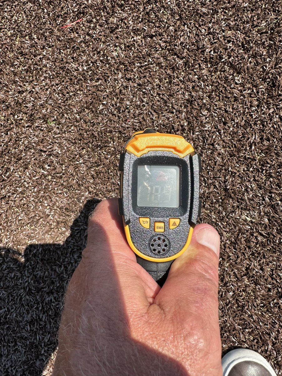 AndyOmmen1's tweet image. Had to do it. 
84° air temp
82° natural grass 
114° - 118° on synthetic infield
114° on asphalt parking lot (no pic)
Natural grass &amp;gt; plastic