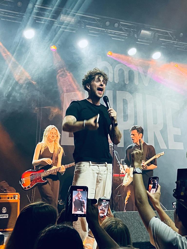 ClaireAHowson's tweet photo. 💜 UNBELIEVABLE night in Coventry @Tom_Grennan 👏🏼👏🏼👏🏼 this voice is honestly incredible 🙌🏼💜 https://t.co/fKedYFchNN
