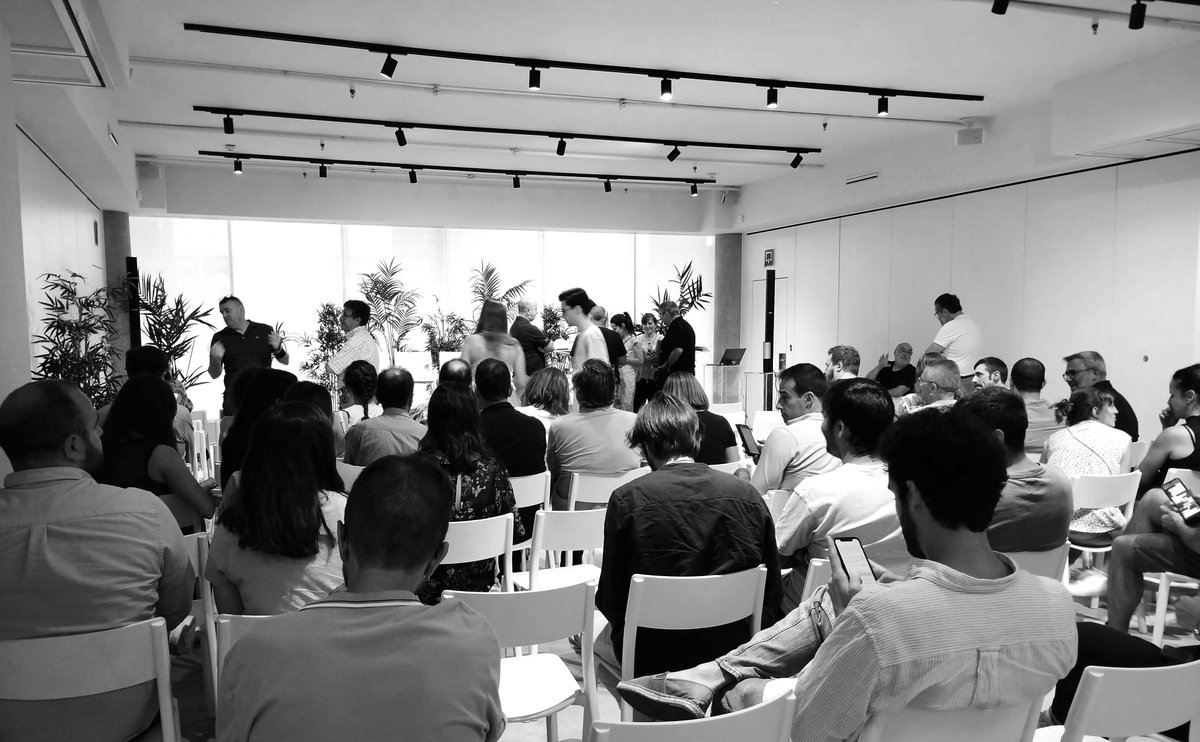 Este #MiércolesNegro con asamblea a los compañeros <a href="/abc_es/">ABC.es</a> en <a href="/Vocento/">Vocento</a> para señalar la hoja de ruta para #SubidaSalarialYa y #TrabajoDigno
🏴#JuntosSomosMasFuertes🏴🔊
<a href="/Comite_ELMUNDO/">Comité EL MUNDO</a>
<a href="/MarcaComite/">ComitéMARCA</a>
<a href="/comite_elpais/">Comité de EL PAÍS</a>
<a href="/ComiteDeia/">ComiteDeia</a>
<a href="/comiteSUR/">Comité SUR</a>
<a href="/comitelv/">Comitè La Vanguardia</a>
<a href="/aprensamadrid/">APM</a>
<a href="/ComitePradio/">Comite Prisa Radio</a>