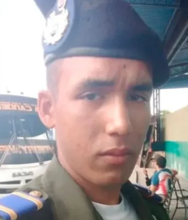 InforTvenezuela's tweet photo. Javier Toro Blanco de 19 años,Cadete,murió tras ser herido con un sable,por un compañero que lo sometió junto a otros estudiantes de una escuela Militar en Maracay,estado Aragua.
Los familiares denuncian que el caso lo quieren "Silenciar".
El sospechoso es hijo de un alto Militar https://t.co/QsRugGGLgC