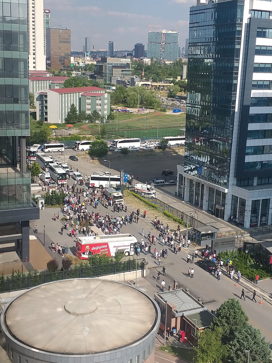 Tanju Özcan'ın CHP önündeki otobüslerle  taşıma mitingi