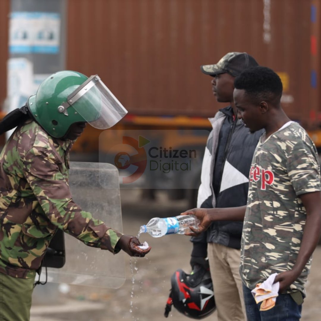 HonBrianRamui's tweet photo. Retweet and like
If you support relationship between police officers and civilians to be like this.
#Kenya
#Maandamanowednesday

Karen kamukunji citizen tv migunamiguna https://t.co/I8mWQ7Sx6t
