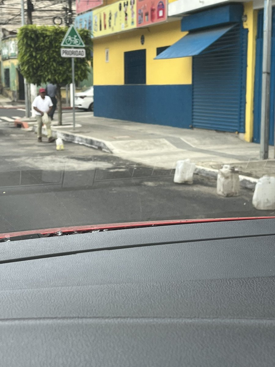 SoyFlordeMaria's tweet photo. Parquearse en zona 4 es imposible. Todos los espacios tienen botes y están fieramente custodiados por personas a las que si no se les paga te insultan y te rallan el carro. Para cuándo se le pondrá atención a esto @muniguate @amilcarmontejo https://t.co/PBfLtvtrnz