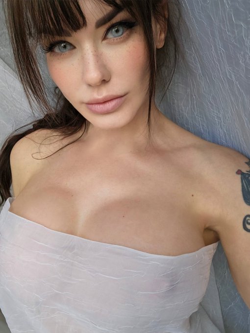 Do you like blue eyes like mine? 🩵 https://t.co/KQxgnCAKb4 https://t.co/aV6mhyCrJr